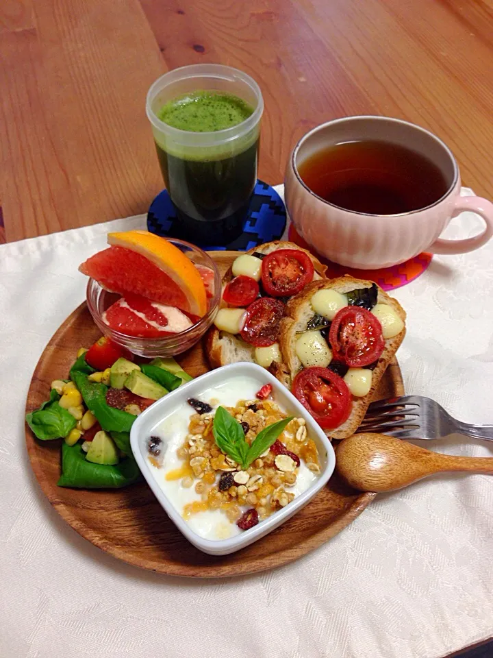 Breakfast: granola fruits on yogurt, basil, avocado, tomato and corn salad, mini basil tomato pizza, pink grapefruits, spirulina and camellia tea|Kumigarさん