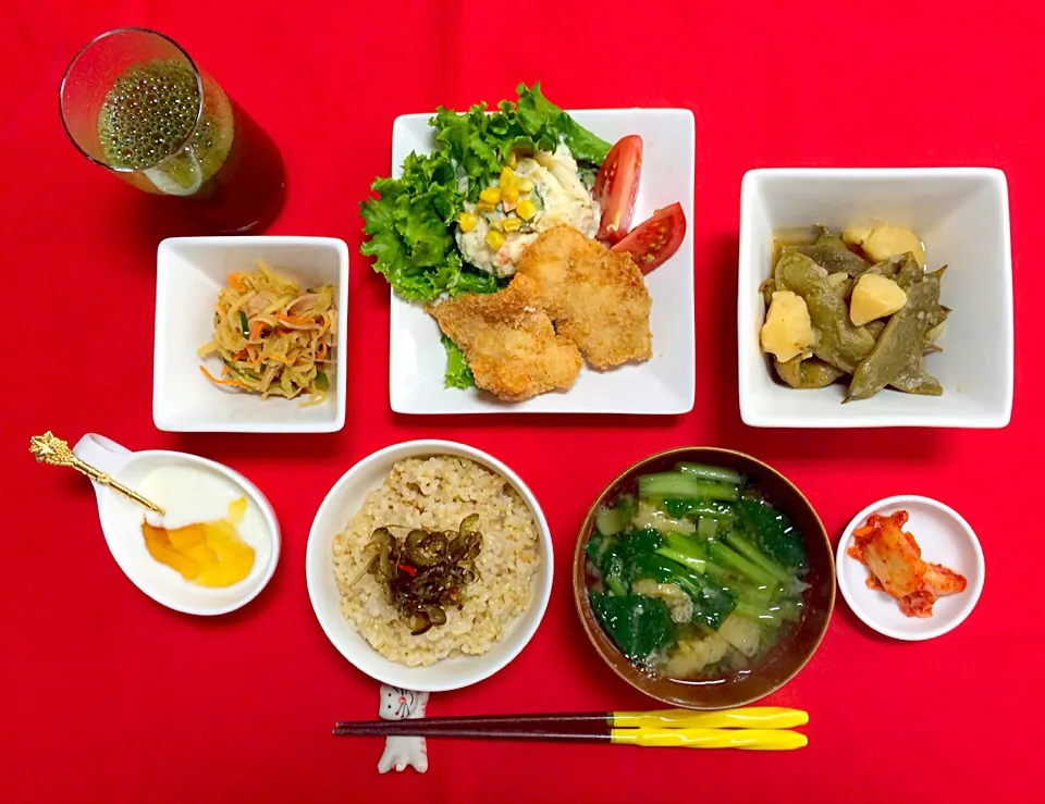 朝ごはんは勝負飯^o^一口チキンカツ、ポテトサラダ、モロッコいんげん油炒め、切り干し大根中華和え、玄米ご飯に小松菜油揚げの味噌汁、ハチミツヨーグルトに青汁、白菜キムチ(*^_^*)💕|はみちゃんさん