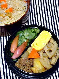 お弁当（炊き込みご飯、肉じゃが、れんこんのラー油きんぴら、卵焼き、きゅうりの酢の物、茗荷の甘酢漬け）|すーさん