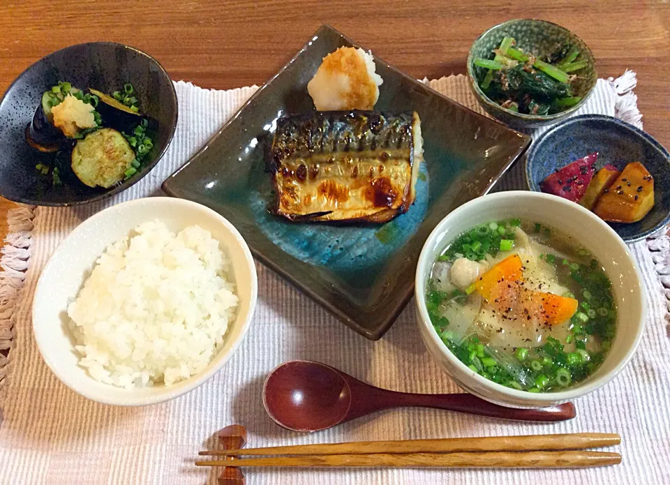 パパの夕ごはん(鯖の塩焼き、揚げ茄子、小松菜のおひたし、大学いも、手羽元の和風スープ、ごはん)|サチさん