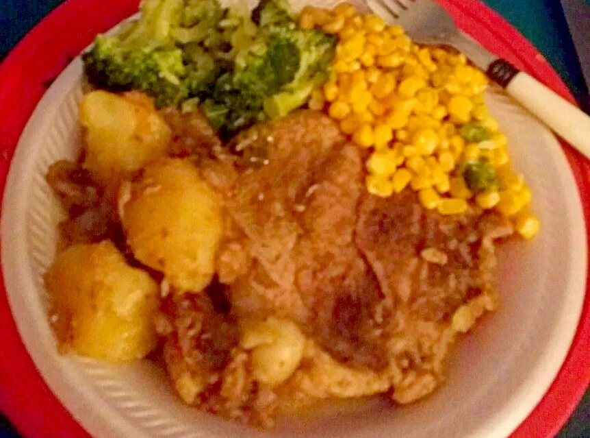 Pork chops sauteed in onions and garlic and sun dried tomatoes and mushrooms , stewewd potatoes ,and buttered broccoli and corn #goodeats #homecooks|christl babcockさん