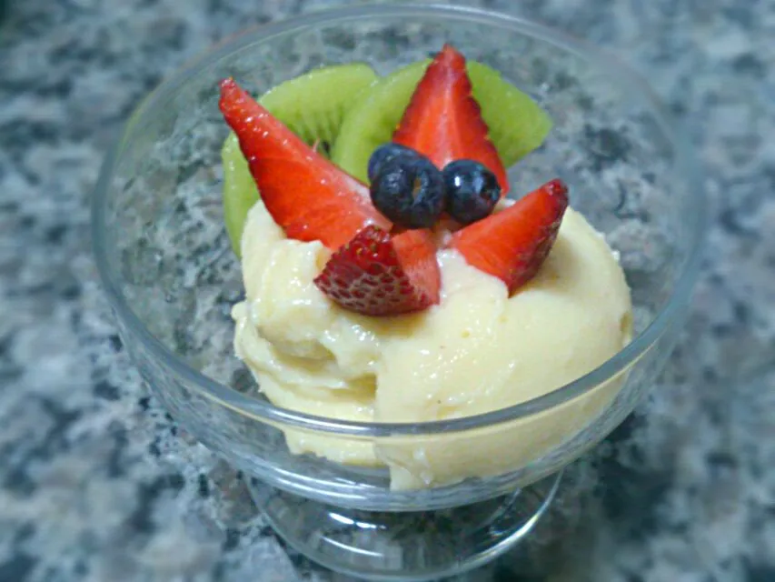 Snapdishの料理写真:Pastry cream with some fruits. Simple but good ^^|Daniela Cunhaさん