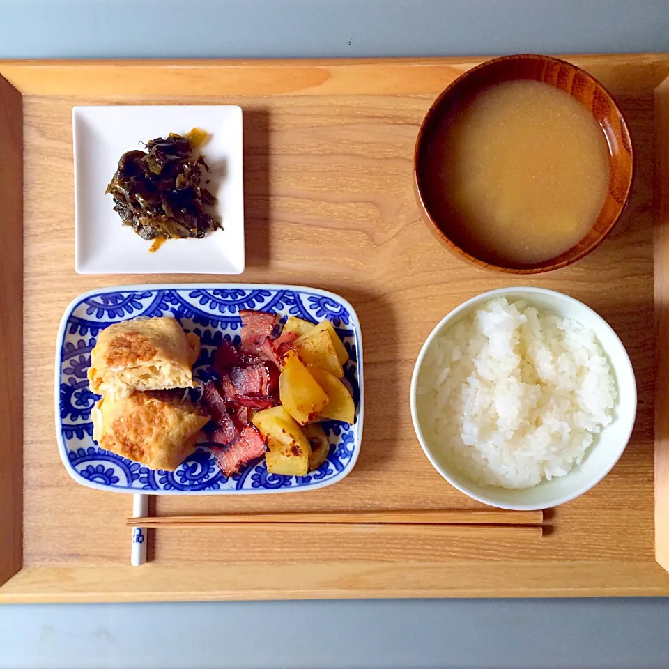 Snapdishの料理写真:朝ごはん。ネギたっぷりの卵焼き、カリカリベーコンとジャガイモ炒め。高菜の漬物。ジャガイモのお味噌汁。|yukko7740さん