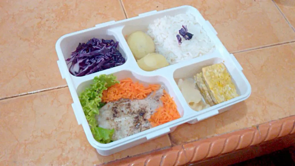 Snapdishの料理写真:Bekal kantor|Ine Rossy Lienさん