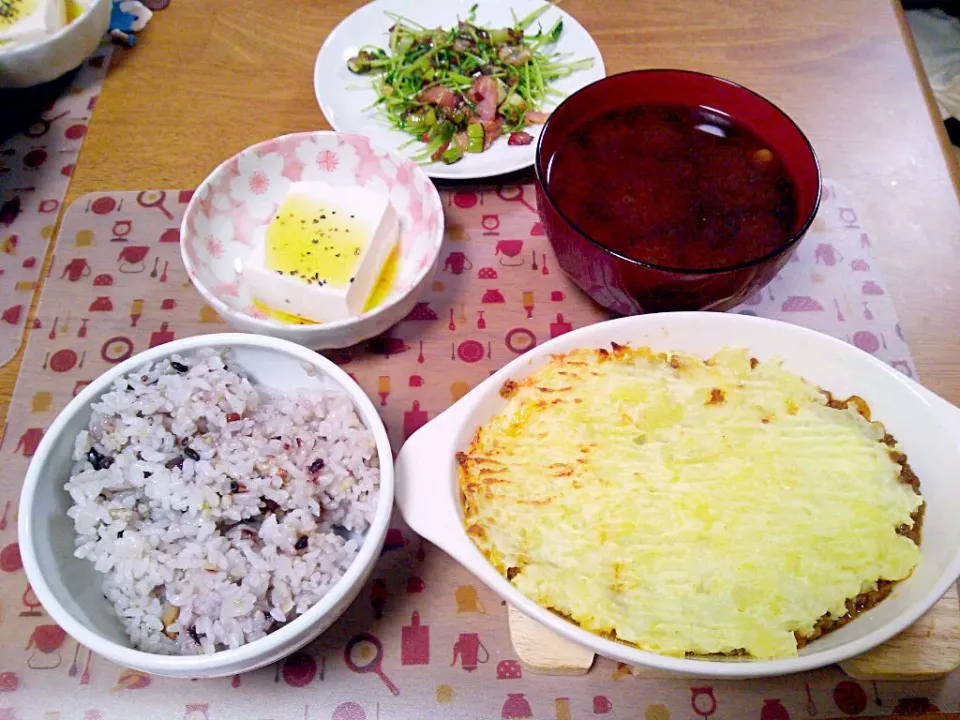 ９月17日 マッシュポテトと挽き肉の重ね焼き 冷奴 豆苗とベーコンのハーブソルト炒め お味噌汁|いもこ。さん