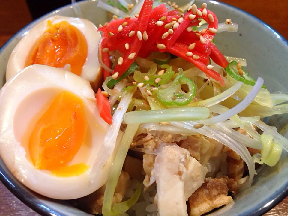 哲麺 八代目 まかない丼|としおさん