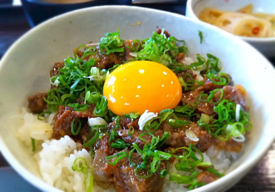 とろとろに煮込まれた牛スジが美味しい！どて丼です(^-^)/|naokiさん