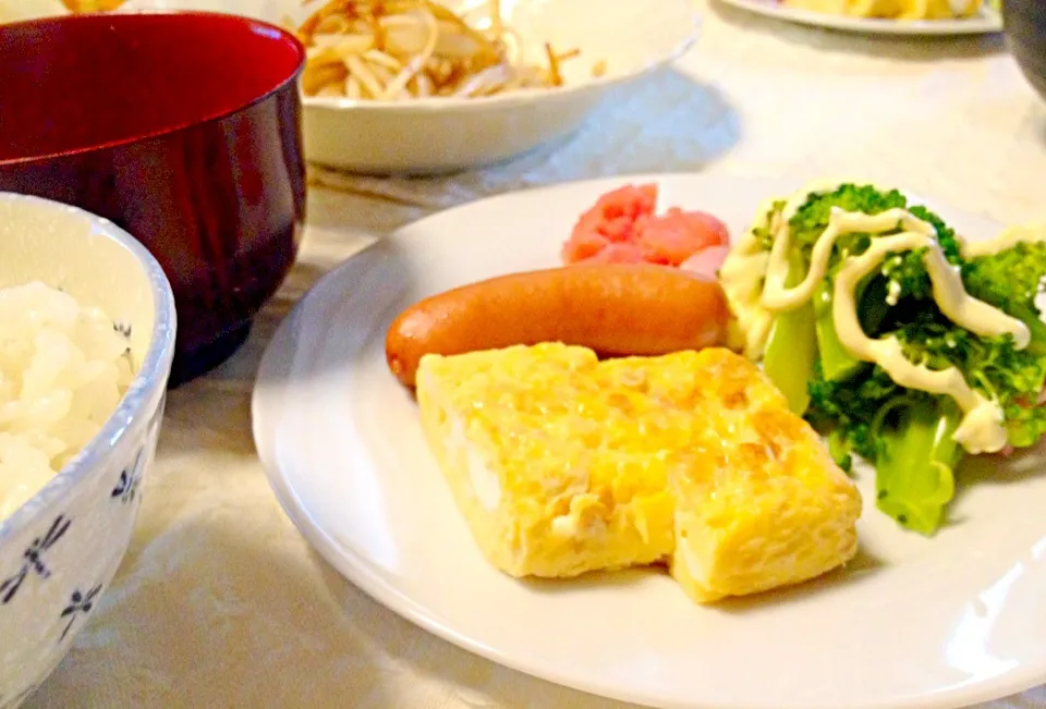 朝ごはん＊玉子焼き、ウインナー、ブロッコリー、たらこ、もやし炒め、ご飯、大根の味噌汁|ひかるんさん