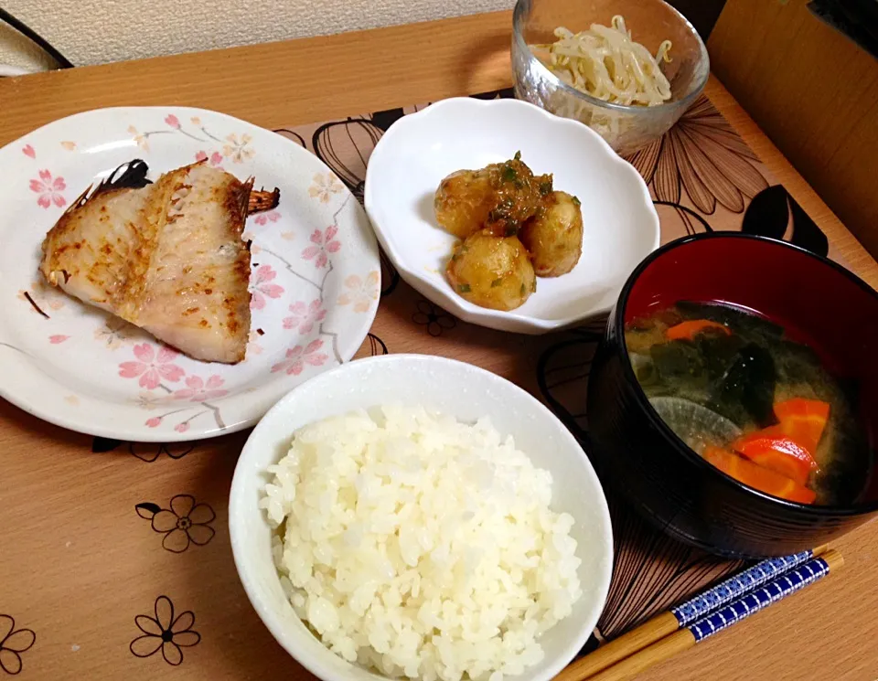 ごはん、大根と人参とわかめの味噌汁、赤魚の粕漬け、じゃがいもの味噌炒め、もやしのナムル|なちんさん