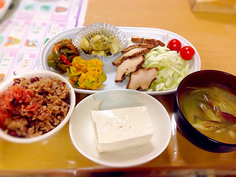 Mariさんの料理 我が家の定番✨簡単旨うま✨鶏胸肉の紅茶チャーシューで晩御飯( ´ ▽ ` )ﾉ|かわちさん