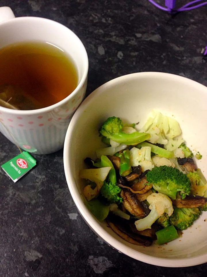 veggies and green tea|nourish101さん