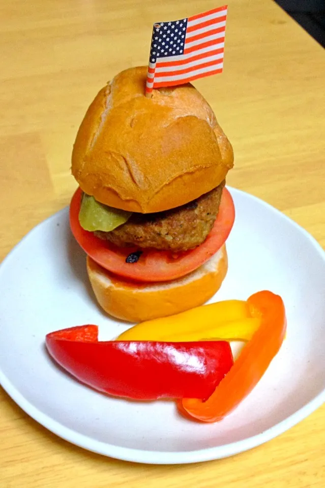 コストコのパンでハンバーガー。パプリカの手作りピクルスを添えて|Chie Hayashiさん