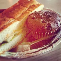 Simple Green Cheese Sandwich and a Chocolate CupCake #foodforboredom :)|Mohit Mairさん