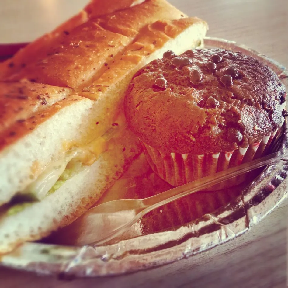 Simple Green Cheese Sandwich and a Chocolate CupCake #foodforboredom :)|Mohit Mairさん