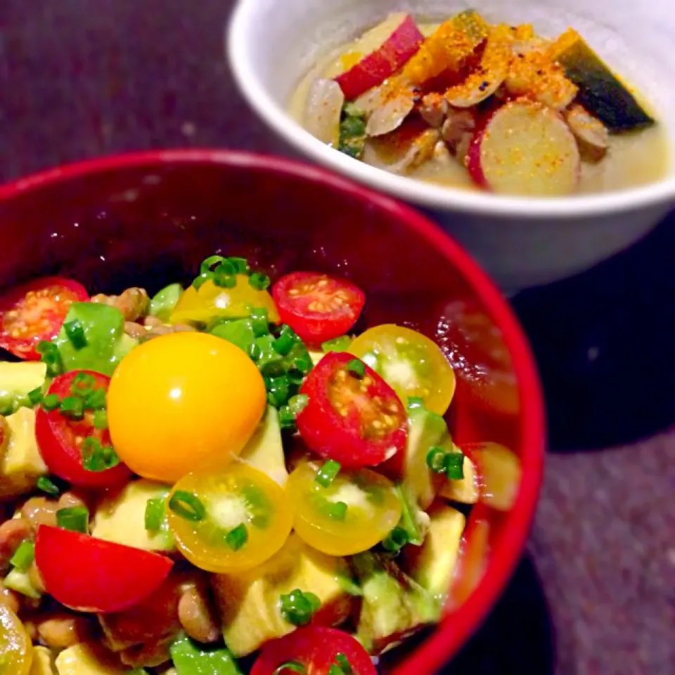 おかなさんの料理 ❤️アボトマ納豆丼♪卵黄ピカピカで〜♪|miiiーna"さん