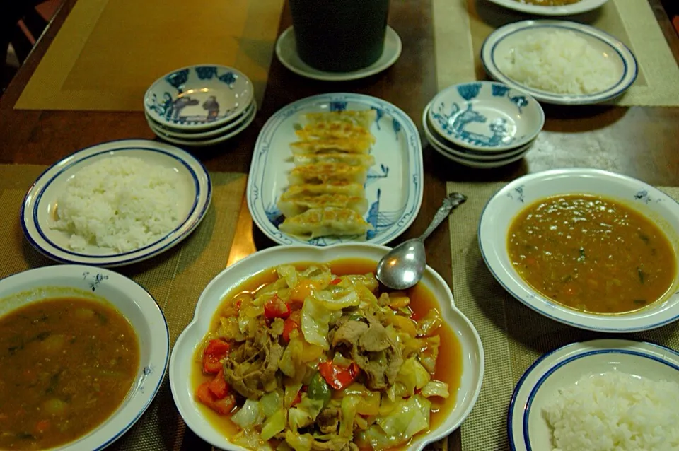 今日の晩ご飯 は焼きにのタレで炒めた野菜と牛肉。餃子は1人2個、3個、スープはカレークリームシチュー。|Keisei Chouさん