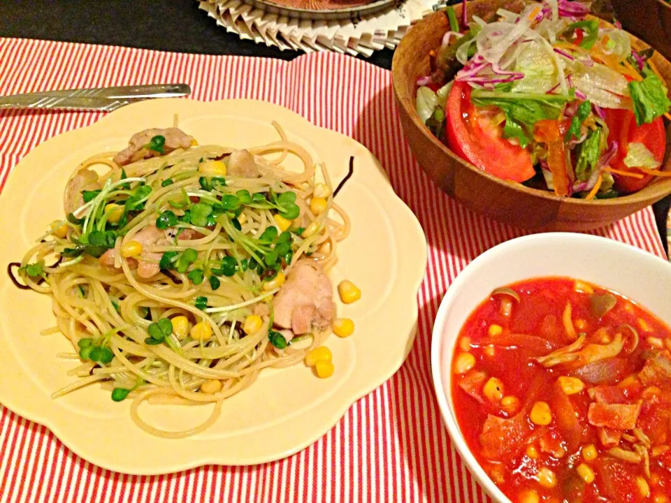 鶏肉とコーンの和風パスタとトマトスープ、サラダ(＾∀＾)|禄 恵さん