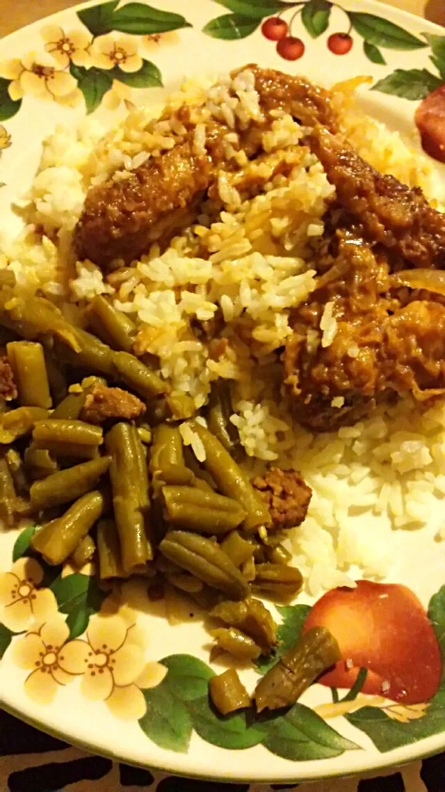 A Sunday at Home Smothered #Chicken Wings in a Southern Roux Gravy over rice with Green Beans  🎶 💛💋🌝|Alisha GodsglamGirl Matthewsさん