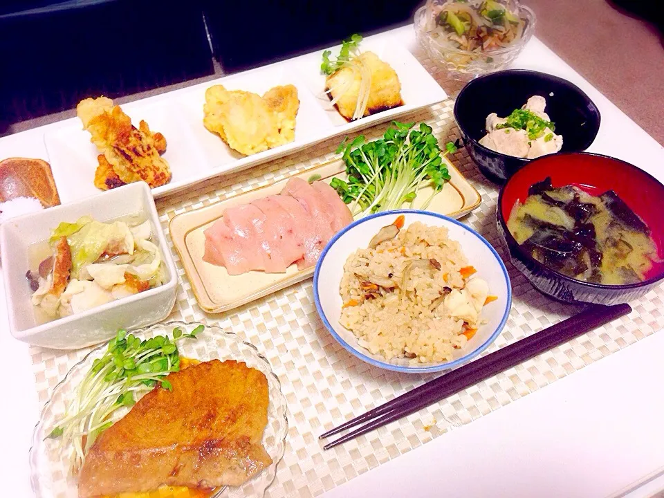 Snapdishの料理写真:昨日の晩御飯の量がとんでもない件。定食。|maipuさん