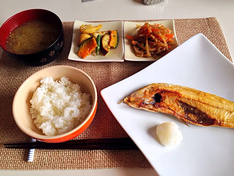 ほっけ開き 芋系バジル風味 蓮根入りきんぴら なめこと大根おろしの味噌汁|にゃろめさん