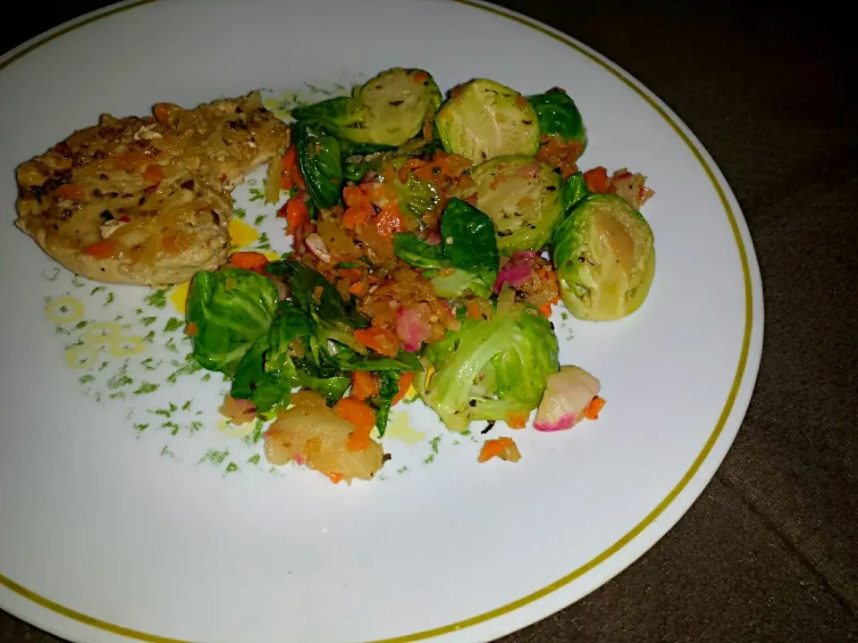 Snapdishの料理写真:lemon pepper grilled chicken with roasted brusselsprouts carrorts onoin and redradish #cleaneats :)|alli clarkさん