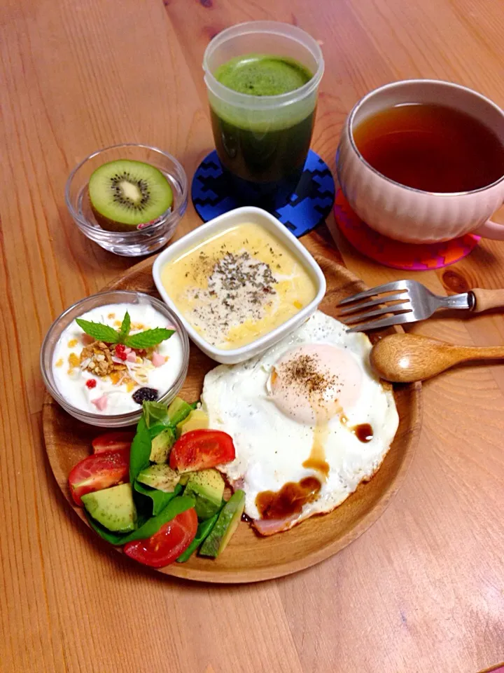 #morningquickie breakfast with sunnysideup with bacon, basil tomato and avocado salad, granola and yogurt, fresh kiwi, cream corn soup, spirulina and camellia t|Kumigarさん