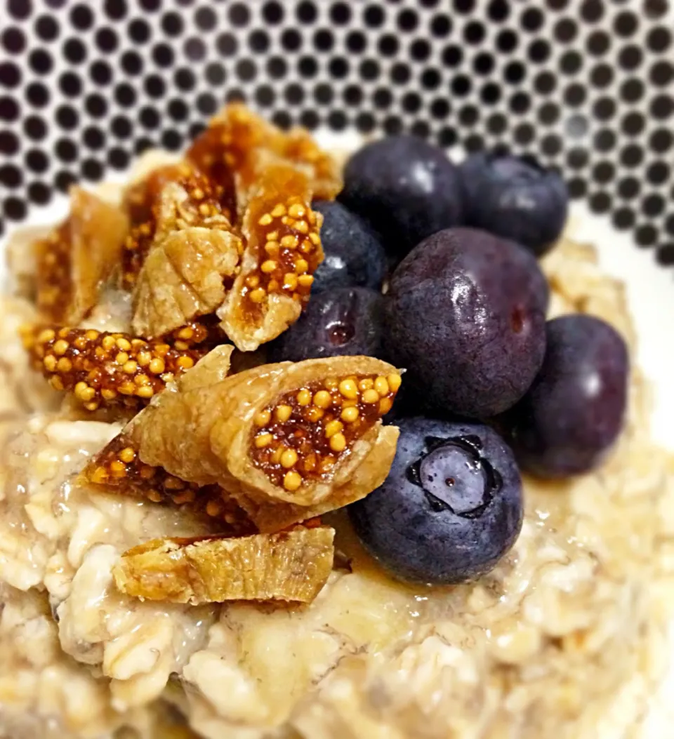 Overnight oats with blueberries and dried figs|coxiella24さん