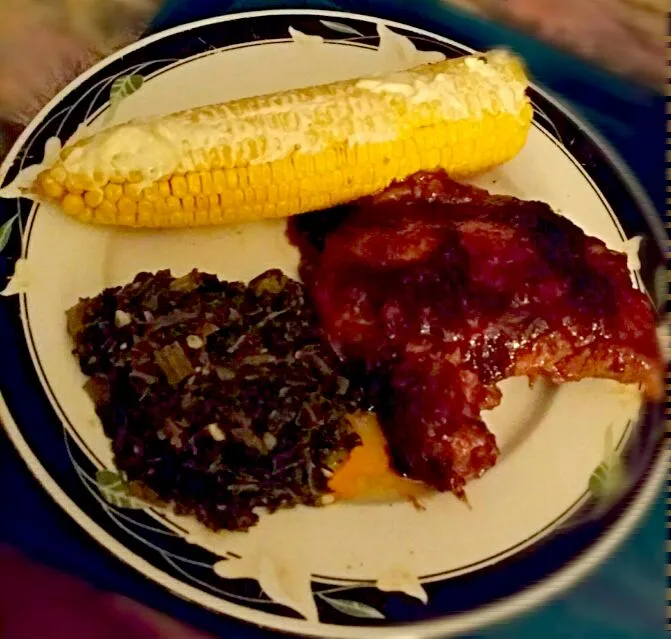 BBQ pork chops seasoned collard greens and corn on the cob #goodeats #homecooks|christl babcockさん