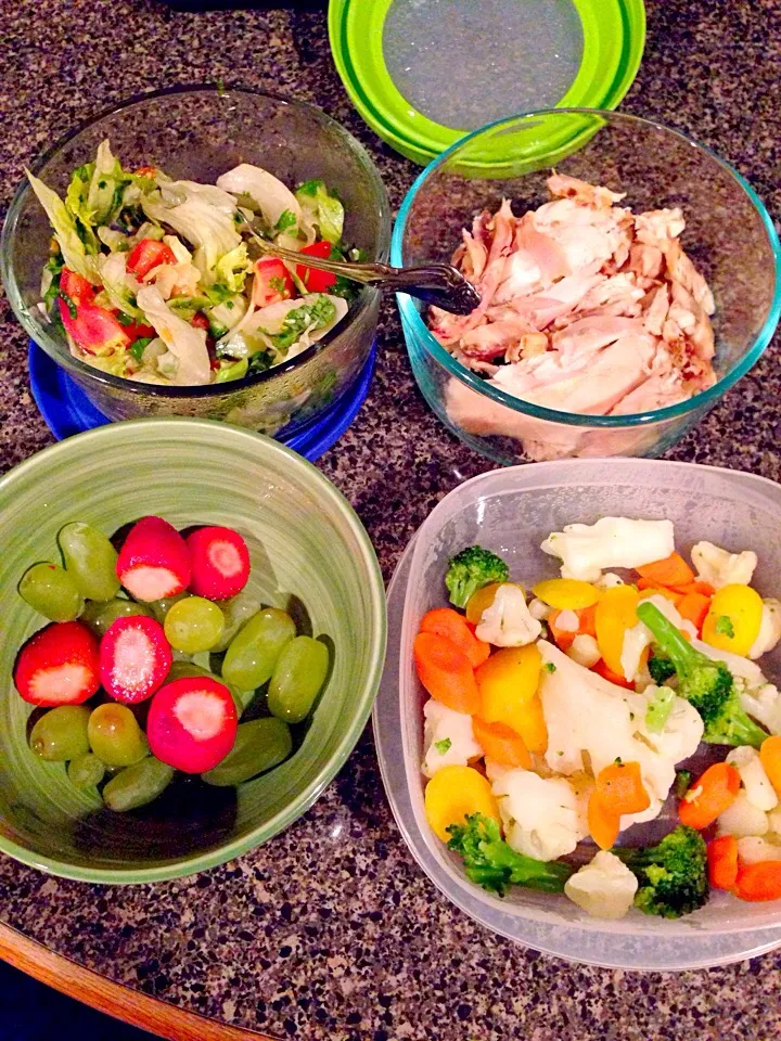 Vegetables, salad, chicken, strawberries and grapes for dinner!|nadia issaさん