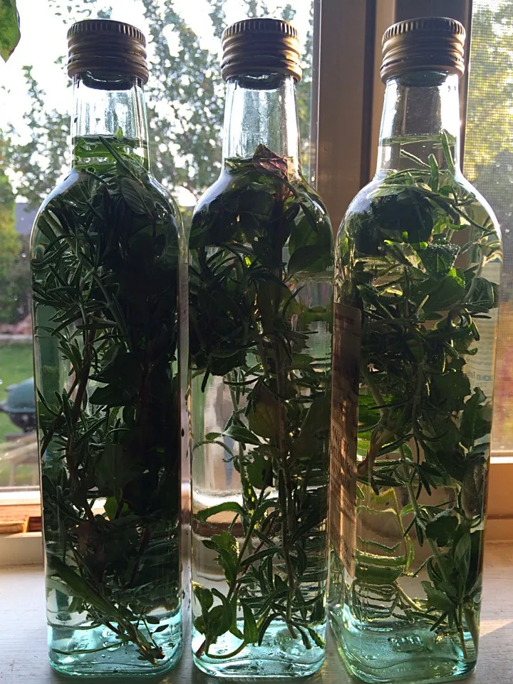 Garden herb vinegar  今年も作りました、ハーブビネガー(*☻-☻*)|mamakumiさん