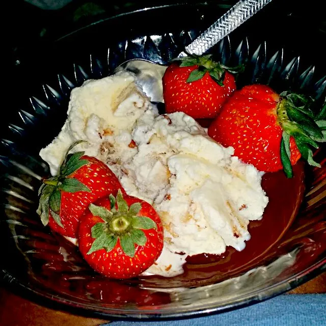 wedding cake ice cream and strawberries|christl babcockさん