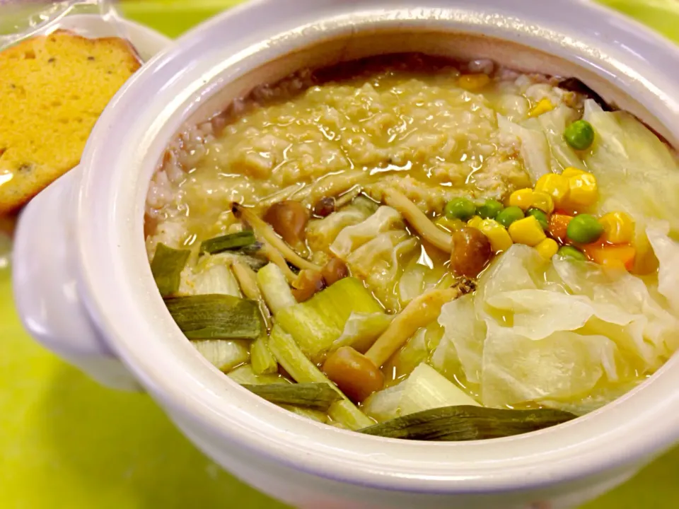 🍄野菜とキノコの味噌仕立て麦雑炊🍲|マニラ男さん