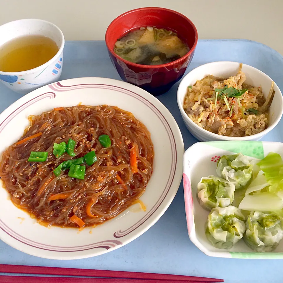 麻婆春雨、法蓮草焼売、牛肉柳川風、味噌汁(じゃが芋・わかめ・うすあげ)|maixx ใหม่さん