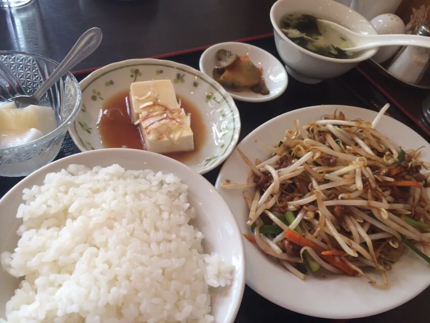 【日替定食】豚挽肉とニラもやしオイスター炒めを頂きました。|momongatomoさん