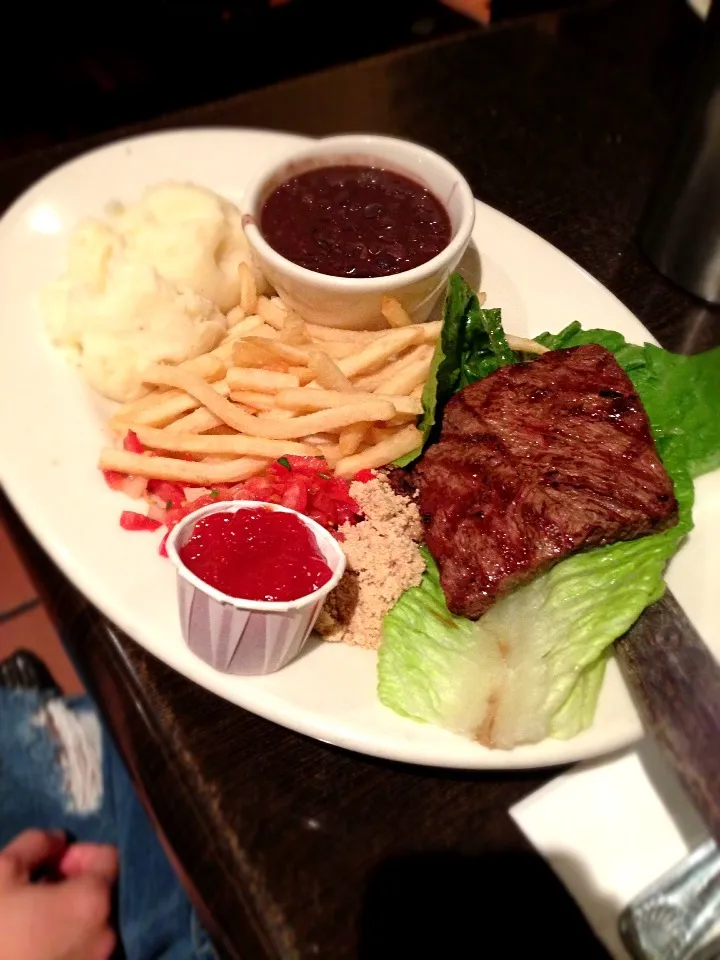 pub steak with plantains, fries and mashed potatoes|Argee del Mundoさん