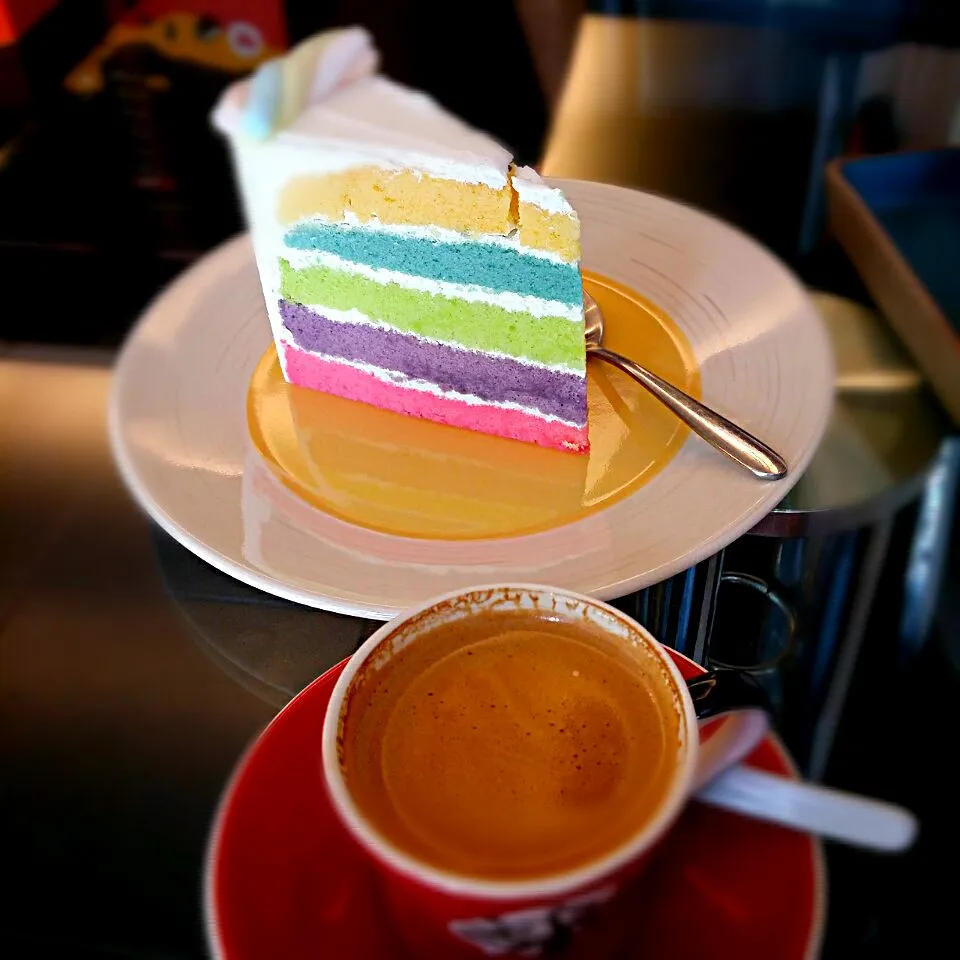 เติมพลังก่อนช็อปแบบ speed ด้วย #espresso #doubleshot & #rainbowcake รับประกันว่ามื้อนี้ดีดยันเที่ยงคืนชัวร์ 😁😁😁|Punsharasさん