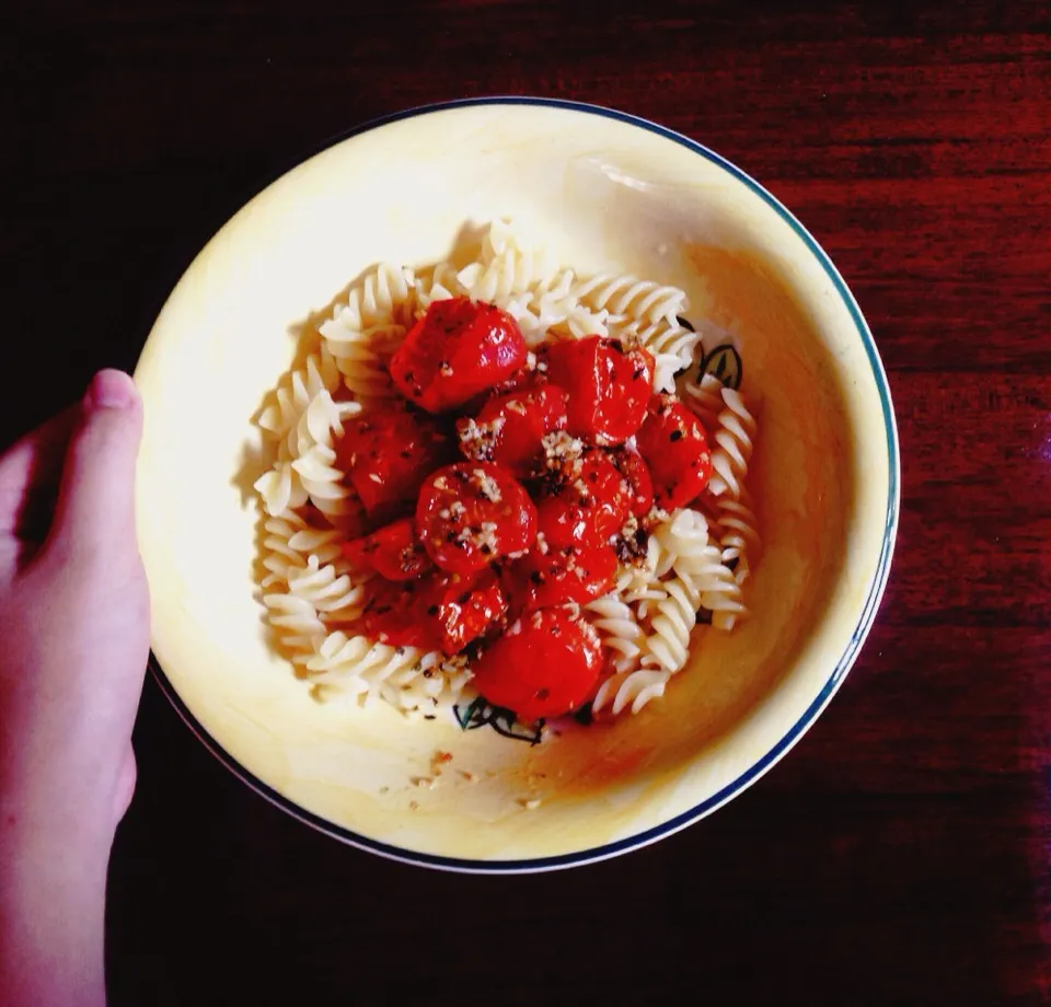 Snapdishの料理写真:Roasted summer cherry tomato pasta in under 20 minutes. Recipe on my blog thewhiskgirl.blogspot.com|brendieeeさん