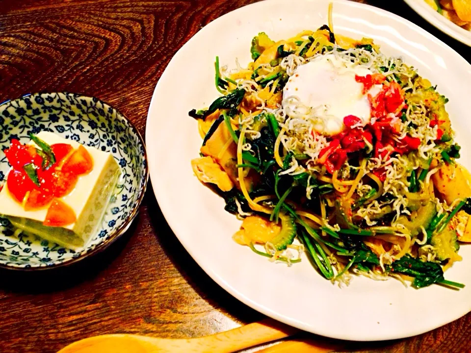 豆腐のカプレーゼとゴーヤと明日葉とバイリング茸の和風パスタ温玉とシラスと自家製葉生姜の梅酢漬けと柚子七味がけ|トキロックさん