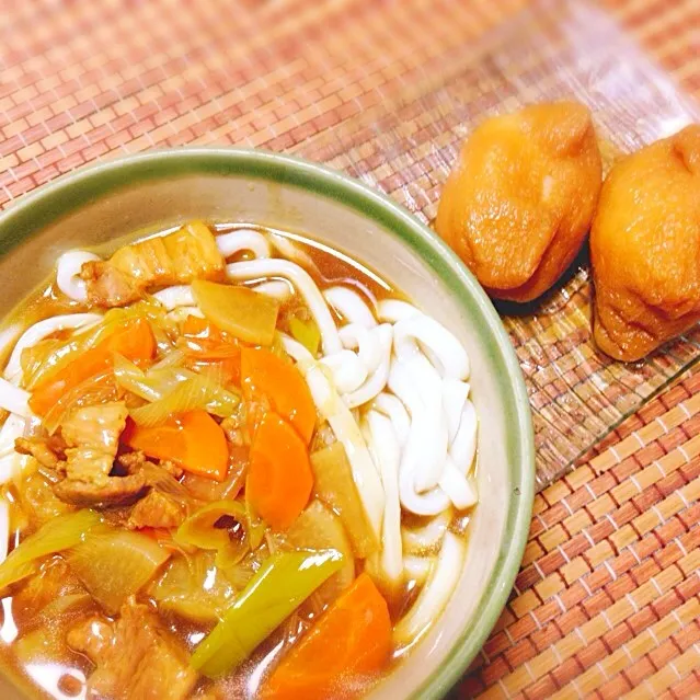 Snapdishの料理写真:男子が喜ぶ♬ガッツリ飯。カレーうどん＆昨日から煮込んでおいたお揚げのお稲荷さん😋|ナナオさん