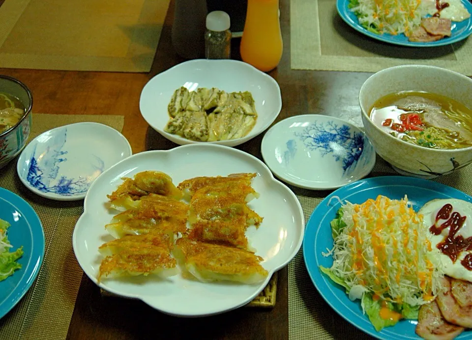 今日の晩ご飯  餃子、焼きナス、ラーメン、ベーコンと目玉焼き。|Keisei Chouさん