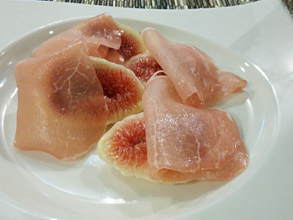 Snapdishの料理写真:Prosuto crudo e ficchi(^^)v  
生ハムといちじくは在伊時代の想いで(^^)d|quitaさん