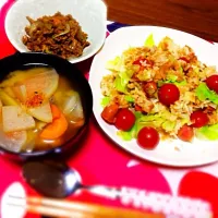 Snapdishの料理写真:あり合わせ炒飯と豚汁|あゆぴさん