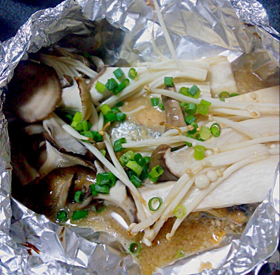 秋鮭のきのこたっぷりホイル焼き 冬にピッタリごま味噌風味で Yuki Snapdish スナップディッシュ Id Dbrqja