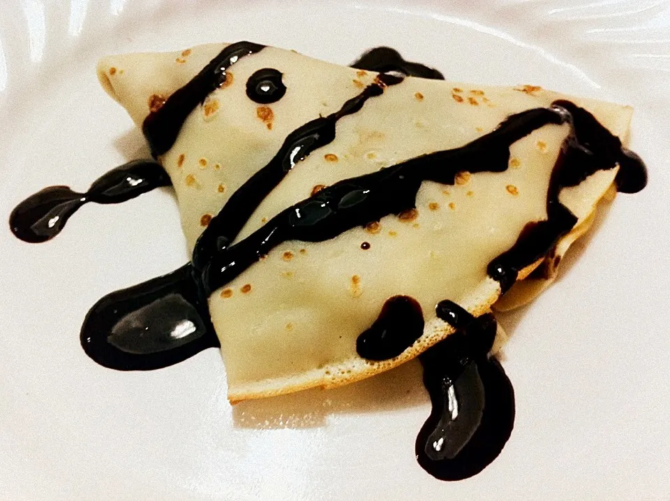 Banana crepe with homemade chocolate syrup..licking good😋|Michelle Hermoso Venturaさん