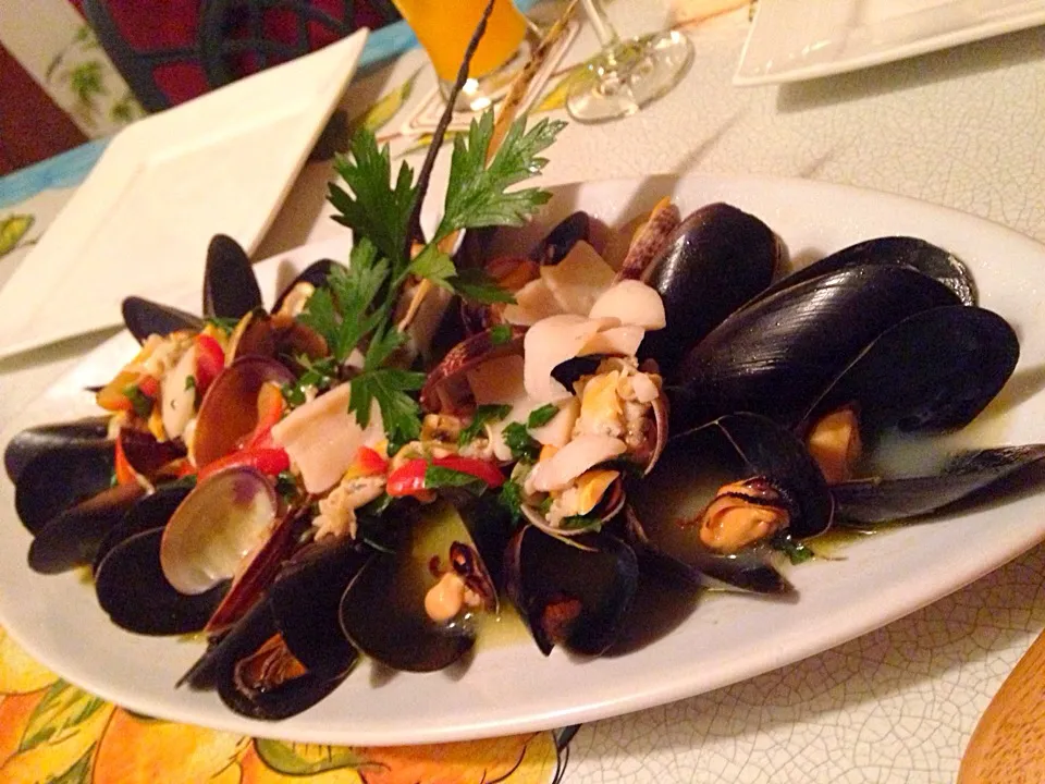 Snapdishの料理写真:Clams mussels and scallop in white wine sauce|Obeoom Jumsai Na Ayudhyaさん