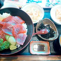 Snapdishの料理写真:加一でマグロ丼ランチ◎|じゅんじゅんさん