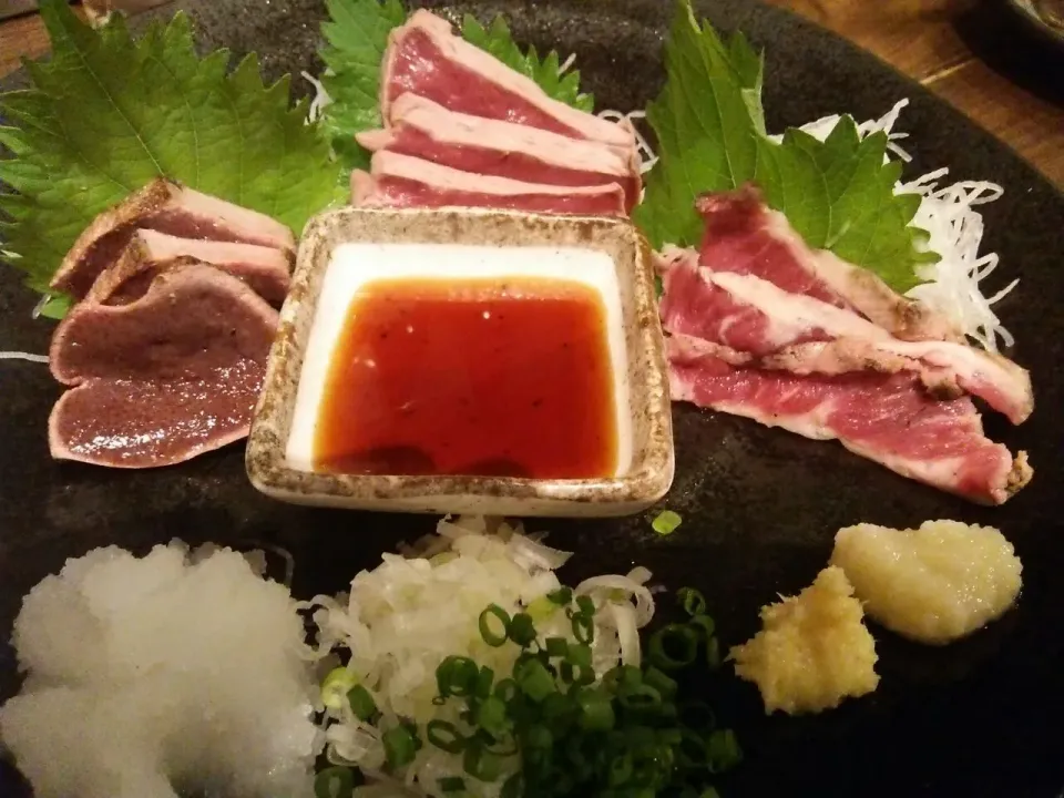 Snapdishの料理写真:人形町の筑前屋。
ホッピーの肴に、やきとん＆たたき刺盛合せ。|東京ライオンズさん