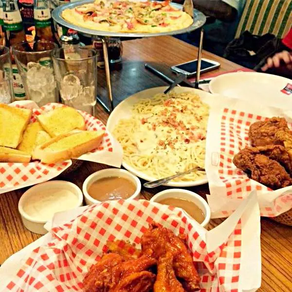 #tgif #shakeys #pizza #buffalowings #mojos #carbonara #pasta #toastedbread|Samantha Faye Aguirre Manglarさん