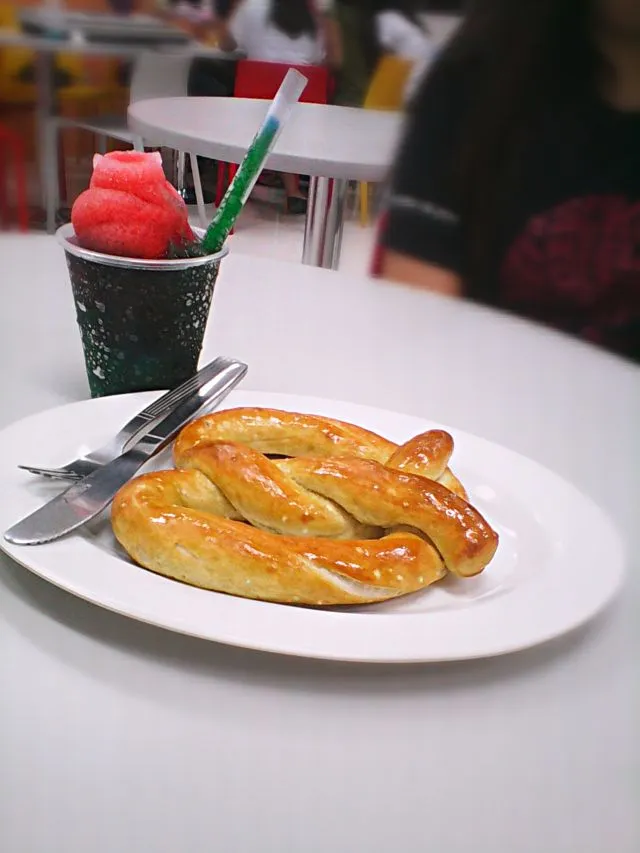 pretzel at rainbow slushie|Romeo Jamerlanさん