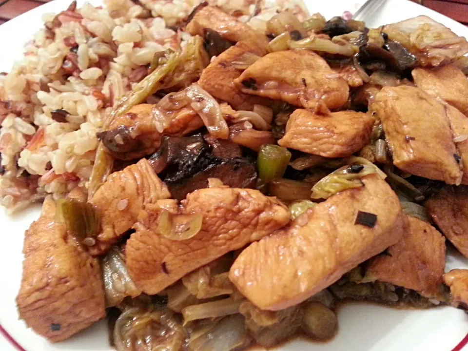 Chicken Breast Stir-fry with Napa Cabbage & Mushrooms over a blend of Brown Rice, Red Rice, Wild Rice & Quinoa|Melissa Marie Hallさん